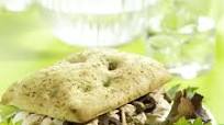 Focaccia met tonijn, mozzarella en kappertjes Focaccia met tonijn, mozzarella en kappertjes