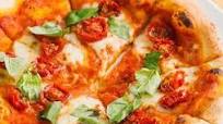 Pizza margherita fatta in casa: Come prepararla nella teglia di casa Pizza margherita fatta in casa: Come prepararla nella teglia di casa
