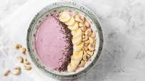 Un buen tazón de batido con bayas Un buen tazón de batido con bayas