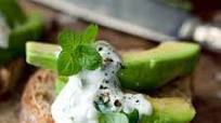 Kanapki z awokado i dipem tzatziki Kanapki z awokado i dipem tzatziki