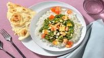 Palak panir indien : épinards au panir et naan servi avec du riz basmati Palak panir indien : épinards au panir et naan servi avec du riz basmati