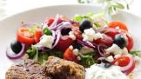 Grekiska biffar med tzatziki och fetasallad Grekiska biffar med tzatziki och fetasallad
