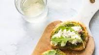 Bruschetta caprese met pesto, mozzarella en tomaat Bruschetta caprese met pesto, mozzarella en tomaat
