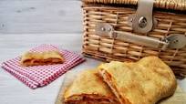 Focaccia ripiena con pomodoro prosciutto e mozzarella Focaccia ripiena con pomodoro prosciutto e mozzarella