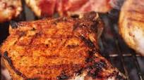 Chuleta de cerdo a la parrilla; con salsa barbacoa casera Chuleta de cerdo a la parrilla; con salsa barbacoa casera
