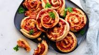 Pizza Scrolls with Ham, Cheese and Pineapple Pizza Scrolls with Ham, Cheese and Pineapple