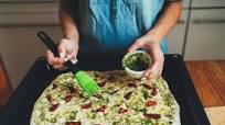 Focaccia con pesto alla genovese: che profumo in cucina! Focaccia con pesto alla genovese: che profumo in cucina!