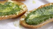 Tostadas de pan con pesto Tostadas de pan con pesto