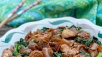 Pad See Ew (Thai Flat Noodles Stir-fried in Soy Sauce) Pad See Ew (Thai Flat Noodles Stir-fried in Soy Sauce)