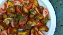 Deliciosa ensalada de tomates, pan tostado y anchoas Deliciosa ensalada de tomates, pan tostado y anchoas
