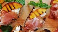 Bruschetta con melocotones a la parrilla Bruschetta con melocotones a la parrilla