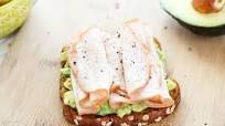 Pan tostado con aguacate y jamón Pan tostado con aguacate y jamón