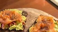 Tostada de aguacate con salmón Tostada de aguacate con salmón