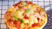 Ham, cheese and pineapple pizzas Ham, cheese and pineapple pizzas