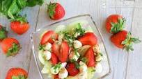Low-Carb Berry Caprese Salad Low-Carb Berry Caprese Salad