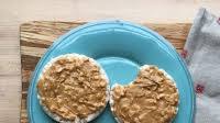Rice Cakes with Peanut Butter Rice Cakes with Peanut Butter