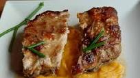 Receta de costilla de cerdo marinada en salsa barbacoa con puré de patata y boniato Receta de costilla de cerdo marinada en salsa barbacoa con puré de patata y boniato