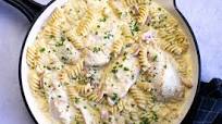 Cheesy one-pan sour cream chicken recipe Cheesy one-pan sour cream chicken recipe