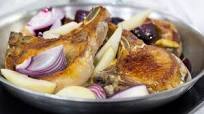 Oven-braised pork chops with red onion and pear Oven-braised pork chops with red onion and pear