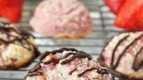 Chocolate-Covered Strawberry Macaroons Chocolate-Covered Strawberry Macaroons