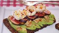 Tostadas con aguacate, higos y mozzarella, un desayuno exquisito y saludable Tostadas con aguacate, higos y mozzarella, un desayuno exquisito y saludable