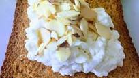 Pan tostado con queso cottage y almendras Pan tostado con queso cottage y almendras