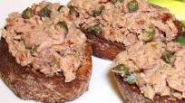 Bruschetta mit Thon, Sardellen, Kapern und eingelegten Tomaten Bruschetta mit Thon, Sardellen, Kapern und eingelegten Tomaten