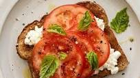 Pan tostado con cottage y jitomate Pan tostado con cottage y jitomate