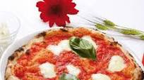 Pizza margherita con mozzarella di bufala Pizza margherita con mozzarella di bufala
