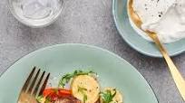 Högrevsburgare med rostad potatis och tzatziki Högrevsburgare med rostad potatis och tzatziki