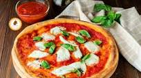 Pizza margherita fatta in casa Pizza margherita fatta in casa