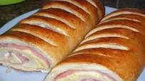 Pan de mantequilla relleno de jamón de york y queso Pan de mantequilla relleno de jamón de york y queso