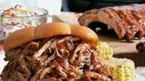 Sándwiches de barbacoa de cerdo bañada en cerveza Sándwiches de barbacoa de cerdo bañada en cerveza