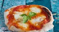 La vera pizza margherita napoletana (authentic Neapolitan cheese pizza) – Campania La vera pizza margherita napoletana (authentic Neapolitan cheese pizza) – Campania