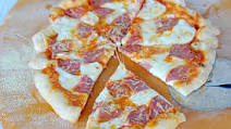 Pizza on the Big Green Egg Pizza on the Big Green Egg