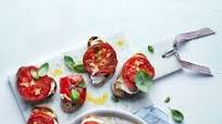 Bruschetta mit Frischkäse und gebratenen Tomaten Bruschetta mit Frischkäse und gebratenen Tomaten