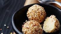 Sabrosas bombas de grasa keto con sésamo Sabrosas bombas de grasa keto con sésamo