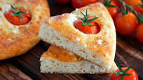 Recette de Focaccia aux tomates cerises et basilic sans gluten Recette de Focaccia aux tomates cerises et basilic sans gluten