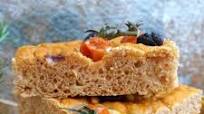 Focaccia soffice con patate e passata di pomodoro: la Ricetta semplice Focaccia soffice con patate e passata di pomodoro: la Ricetta semplice