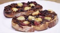 TOSTADAS DE JAMÓN Y QUESO AL HORNO CON CEBOLLA CARAMELIZADA TOSTADAS DE JAMÓN Y QUESO AL HORNO CON CEBOLLA CARAMELIZADA