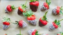 VEGAN CHOCOLATE-COVERED STRAWBERRIES VEGAN CHOCOLATE-COVERED STRAWBERRIES
