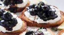 Whipped Goat Cheese and Blueberry Balsamic Crostini Whipped Goat Cheese and Blueberry Balsamic Crostini
