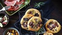 Focaccia med oliver och örtvitlöksklyftor Focaccia med oliver och örtvitlöksklyftor