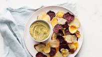 Oven-baked vegetable chips with creamy pesto hummus Oven-baked vegetable chips with creamy pesto hummus