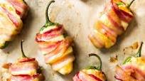 Jalapeños rellenos de 3 quesos envueltos en tocino Jalapeños rellenos de 3 quesos envueltos en tocino