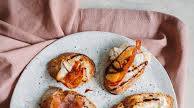 Bruschetta med gedeost og sprød skinke Bruschetta med gedeost og sprød skinke