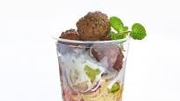 Salade de pâtes grecques au tzatziki et boulettes à la menthe Salade de pâtes grecques au tzatziki et boulettes à la menthe