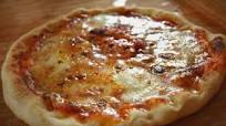 Pizza margherita con mozzarella di bufala Pizza margherita con mozzarella di bufala