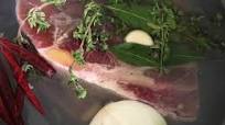 Consomé y tacos de barbacoa de res Consomé y tacos de barbacoa de res