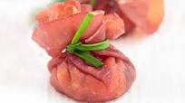 Fagottini di bresaola e formaggio, l'antipasto è facile Fagottini di bresaola e formaggio, l'antipasto è facile